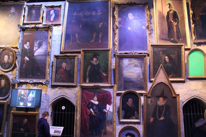 ハリー・ポッターで映画に使われた肖像画。スタッフの肖像もあるそうです。