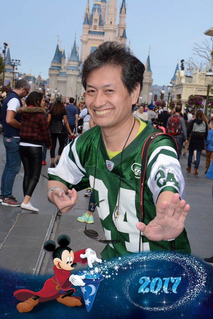 シンデレラ城の前で写真を撮る私